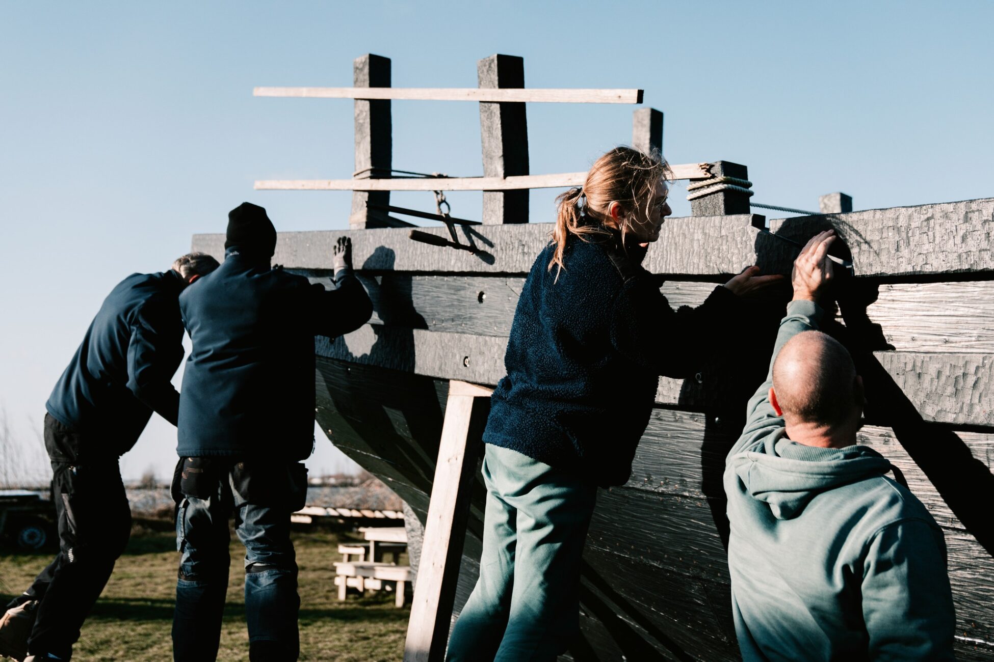 Scheepsbouw, inclusief, diversiteit en inclusiviteit, team aan het werk aan berghout, bouwen van een schip met 4 menen